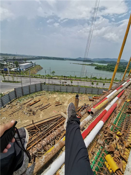 保靖县作业中发生设备损坏或人员意外，责任怎么划分？